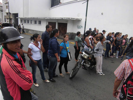 En total eran unas 60 familias del sector Nuevo Bosque en Colinas de El Paso, que acudieron a la sede del Mercal para adquirir su nueva bolsa