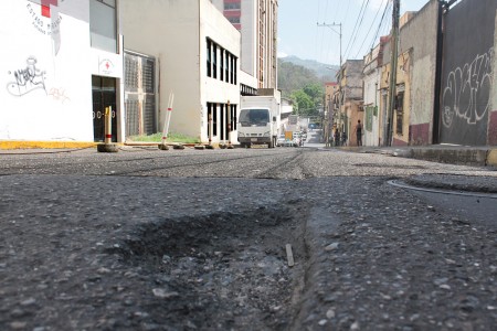 Agujeros en la carretera ocasionan malestar de conductores