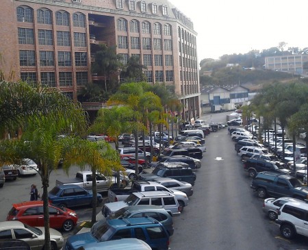 Funcionarios de seguridad del centro Comercial La Cascado frustraron el hurto de un vehiculo