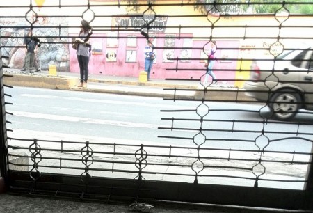  Por el boquete de la reja ingresaron y sustrajeron la mercancía