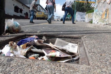 Peatones aseguraron precipitarse por la ausencia de tapas