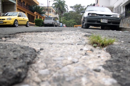 Huecos “reciben” a los moradores diariamente