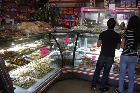 Clientes están ‘‘pilas’’ ante los atracos en las colas para comprar pan