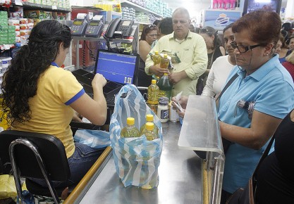 Amas de casa se “mudan” de jurisdicción para adquirir mercancía regulada