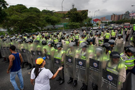 Cientos de efectivos policiales cerraron todos los accesos al municipio Libertador para impedir que los manifestantes llegaran al centro de la ciudad.