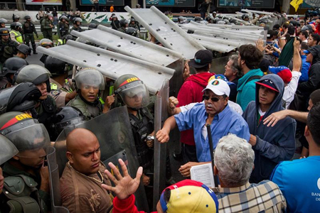 Algunos manifestantes intentaron superar el piquete para avanzar.