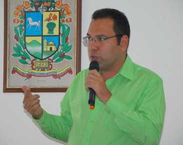 Medina: “Esta propuesta tiene carácter temporal, mientras el Gobierno estimula el aparato productivo nacional”.