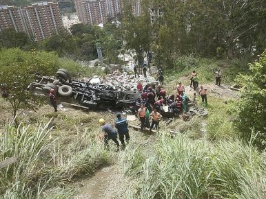 La carga fue saqueada por otros conductores y vecinos de la zona.