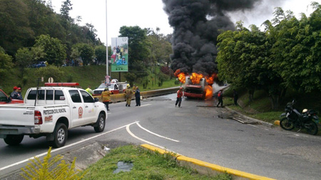 El incendió generó retraso vehicular la tarde de este lunes.