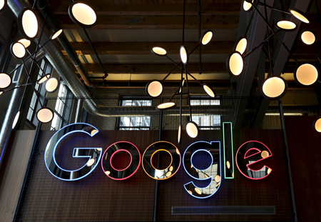 Google ha intentado hacer el servicio más eficaz integrando funciones de inteligencia artificial. A modo de ejemplo, “Allo” propone una serie de respuestas para cada mensaje recibido.