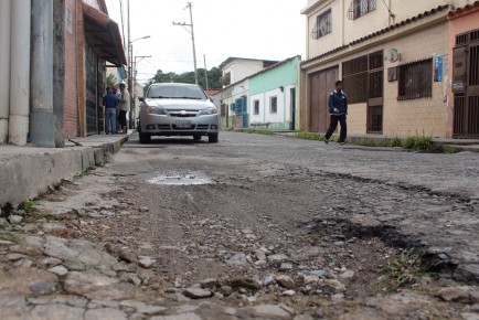 Huecos perturban a conductores que habitan en la zona