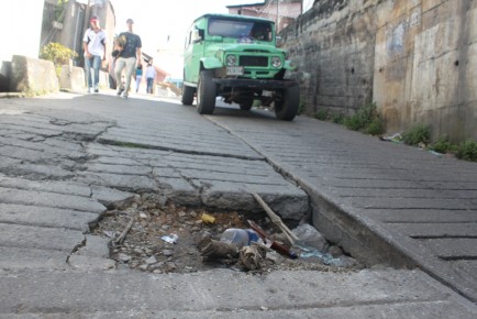 Conductores esquivan “cráteres” para evitar daños en sus unidades
