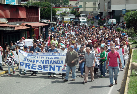Educadores se mantienen firmes en las calles