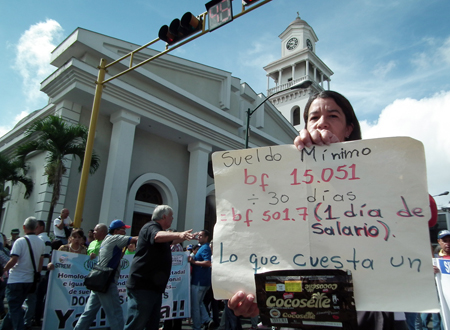 Mediante pancartas docentes demostraron inconvenientes contractuales