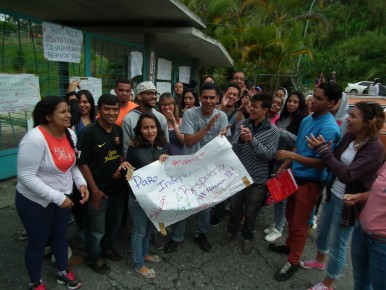 Alumnos protestaron con pancartas en la entrada del núcleo