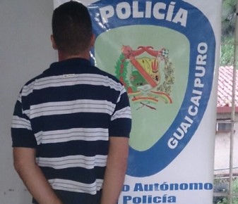 Fue esposado por acosador