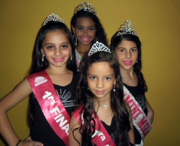 Reinas irradiaron alegría durante la visita