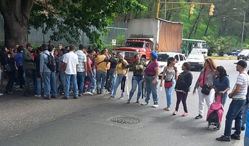 La multitud de compradores se amotinó y trancó el paso de vehículos a la altura del matadero La Tropical para exigir la venta del producto