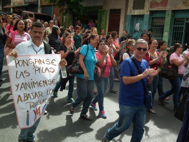 Educadores con pancartas y consignas se movilizaron por la ciudad