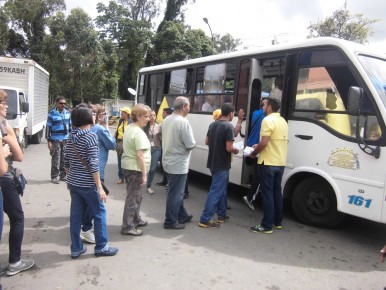 Autobuses movilizan a los sanantoñeros hasta Los Teques para que puedan validar