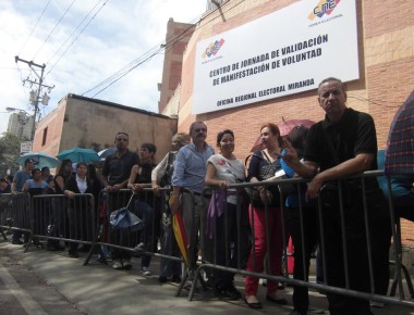 Tercer día de colas ante el CNE para validar firmas y activar revocatorio a Maduro