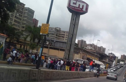 Trancaron por varios minutos la vía