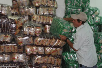 Clientes realizaron desde temprano cola para comprar harina y arroz