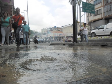 Peatones indignados por bote de agua en la Av. Independencia