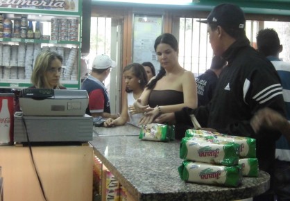 En medio del desorden una fémina golpeó a un uniformado de la Guardia Nacional
