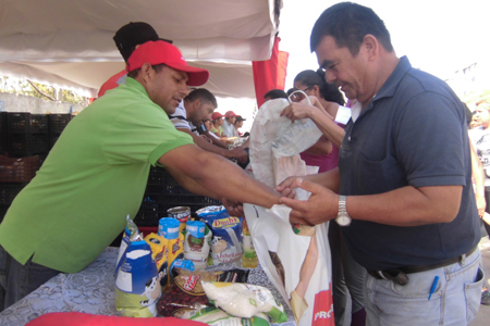 El costo de la bolsa fue de Bs, 5900 e incluía 20 rubros entre pasta, arroz, leche, diablitos, atún en lata, aceite y otros.