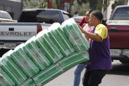 Este martes en Locatel vendieron solo dos paquetes talla M por persona