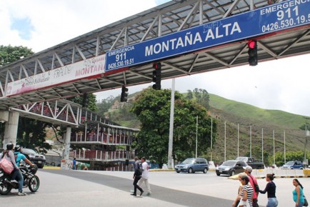 15 minutos en la cola que se forma en dirección a la capital mirandina, debido a que tras ser reparado el semáforo de Montaña Alta.ARCHIVO
