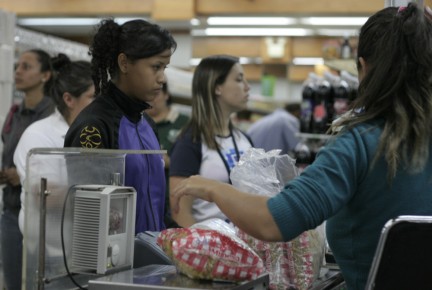 Con gritos y empujones pasaron quienes pudieron comprar los cuatro kilos de pasta corta por 60 bolívares