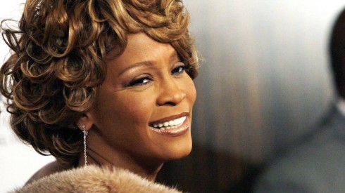 Los interesados podrán adquirir vestidos, trofeos y artículos personales de la cantante y actriz que falleció en febrero de 2012 a los 48 años de edad en una habitación de hotel en Beverly Hills.