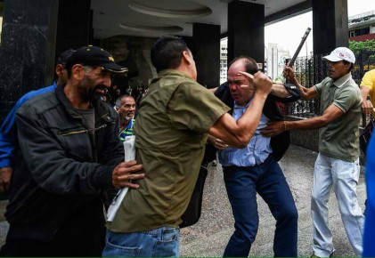 El diputado Borges fue atacado con palos por oficialistas