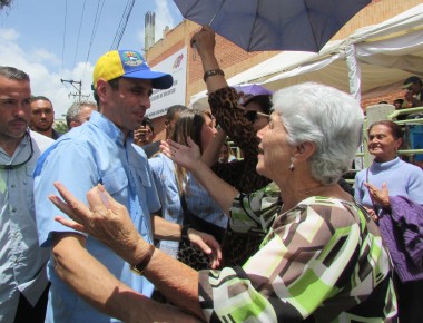 Capriles recorrió la extensa cola y saludó a quienes esperaban su turno para validar las firmas