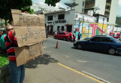 Aunque oficialistas que estaban reunidos en la plaza Danilo Anderson le gritaron y fotografiaron, Hernández no se movió de la única esquina de la plaza Bolívar tequeña