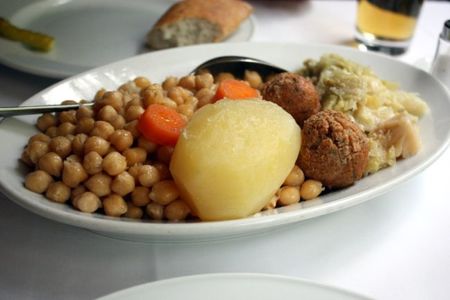 Judías pintas o blancas, lentejas, garbanzos… Cualquiera de estos tradicionales platos de cuchara, siempre que no estén repletos de grasa, tienen lo mejor de las sopas y lo mejor de las proteínas.