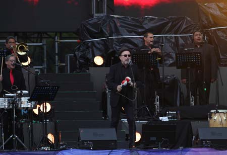 Rubén Blades dedicó la canción "Desapariciones" a los familiares de los 43 estudiantes desaparecidos en 2014.