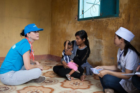 Katy Perry ha realizado un llamamiento para prestar más ayuda a los niños desfavorecidos en la pujante Asia.