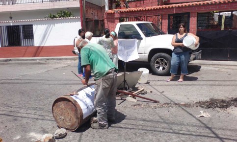 Vecinos colocaron una barricada para impedir el paso de carros