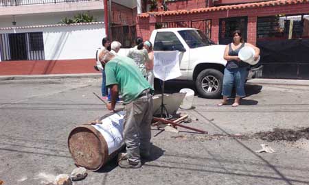 Vecinos colocaron una barricada para impedir el paso de carros