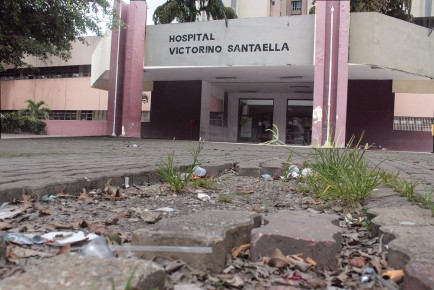 Huecos generan caídas en los alrededores del nosocomio local