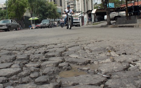 Persiste el mal estado de la vialidad en la Av. José Arvelo