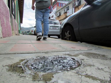 El agua se desperdicia malamente en la calle Sucre