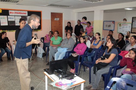 Padres despejaron sus dudas durante el conversatorio