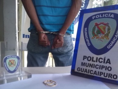 El sujeto le arrancó la cartera a una dama