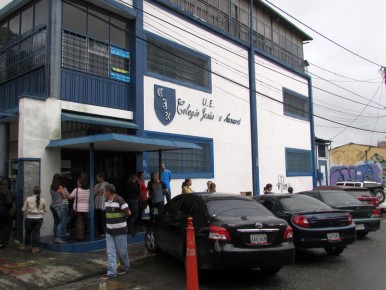 Padres encolerizados por nuevos precios en mensualidades de los colegios