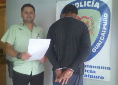 La policía lo detuvo luego de presentar una sospechosa actitud