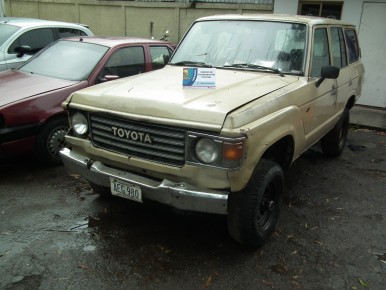 La camioneta fue abandonada por los maleantes en la subida de El Panadero